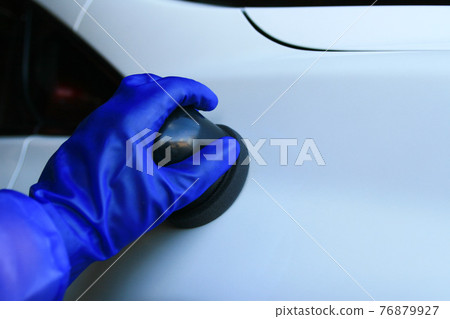 用蠟夾塗蠟 用蠟夾塗蠟 76879927