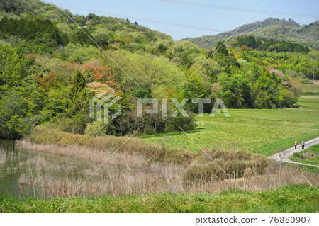 漫步在清新的青山綠水間 漫步在清新的青山綠水間 76880907