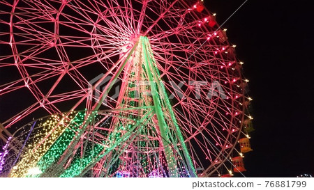 紅色摩天輪的夜景 紅色摩天輪的夜景 76881799