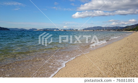 清澈的瀨戶內海和沙灘 清澈的瀨戶內海和沙灘 76881801