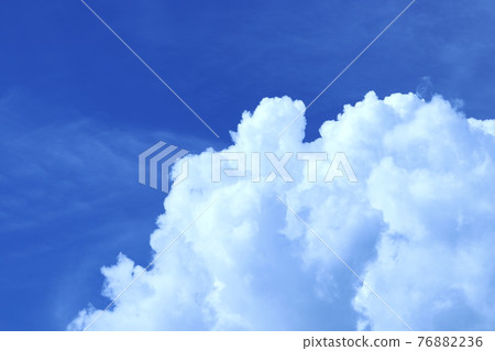 白雲在蔚藍的天空中升起(積雲,積雨雲) 白雲在蔚藍的天空中升起(積雲,積雨雲) 76882236