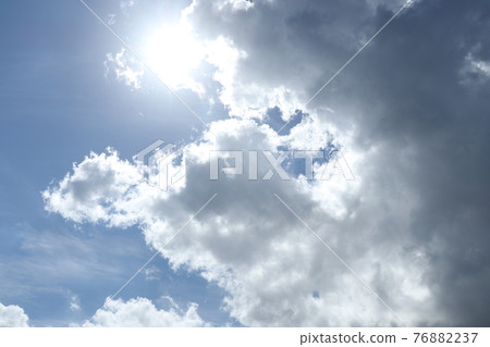 白雲在蔚藍的天空中升起(積雲,積雨雲) 白雲在蔚藍的天空中升起(積雲,積雨雲) 76882237