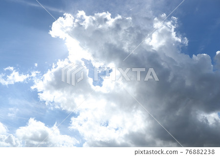 白雲在蔚藍的天空中升起(積雲,積雨雲) 白雲在蔚藍的天空中升起(積雲,積雨雲) 76882238