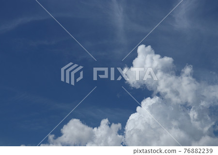 白雲在蔚藍的天空中升起(積雲,積雨雲) 白雲在蔚藍的天空中升起(積雲,積雨雲) 76882239