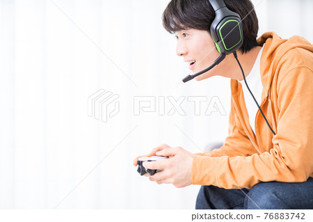 一個人在房間裡玩互聯網游戲（在線遊戲） 76883742