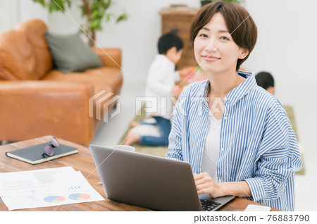 Mother teleworking while raising children 76883790