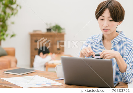 Mother teleworking while raising children 76883791