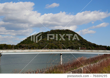 彷彿映襯在藍天下的鹿頭山男性形象 彷彿映襯在藍天下的鹿頭山男性形象 76884295