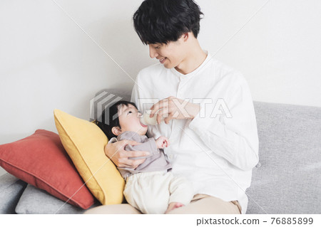 Ikumen 男子給 1 歲男孩餵奶 Ikumen 男子給 1 歲男孩餵奶 76885899