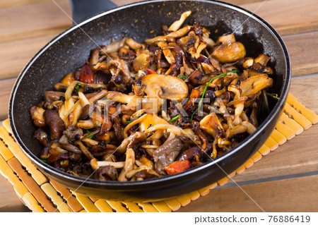 Delicious freshly cooked fried oyster mushrooms in a frying pan Delicious freshly cooked fried oyster mushrooms in a frying pan 76886419