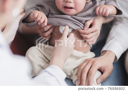 1 year old baby with stethoscope 76886802