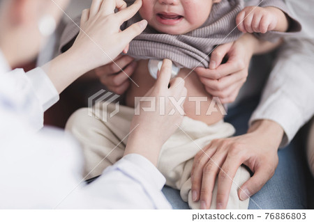 1 year old baby with stethoscope 76886803