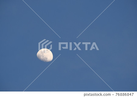 [April 23, 2021, evening] Moon (age 11), with thin clouds 76886847