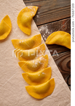 Raw homemade ravioli pasta with spinach and ricotta Raw homemade ravioli pasta with spinach and ricotta 76887109