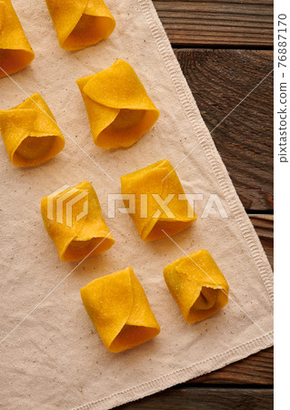 Raw homemade ravioli pasta with spinach and ricotta 76887170