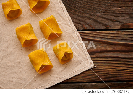 Raw homemade ravioli pasta with spinach and ricotta 76887172
