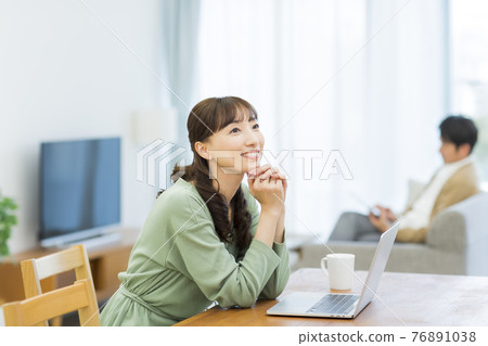 Middle female couple Middle female couple 76891038