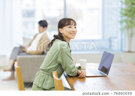 Middle female couple Middle female couple 76891039