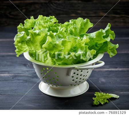 fresh green lettuce leaves 76891329