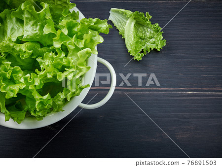fresh green lettuce leaves fresh green lettuce leaves 76891503