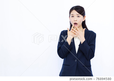 她三十多歲的驚訝的商界女強人 76894580