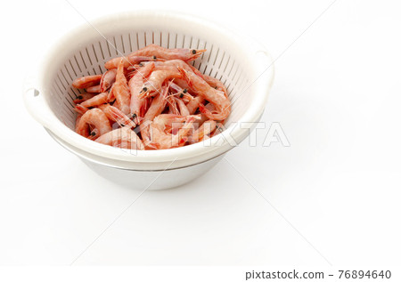 Small shrimp that has been thawed and prepared 76894640