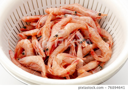 Small shrimp that has been thawed and prepared 76894641