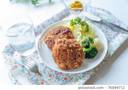 Everyone loves Menchi-katsu Everyone loves Menchi-katsu 76894711