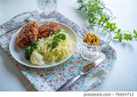 Everyone loves Menchi-katsu Everyone loves Menchi-katsu 76894712