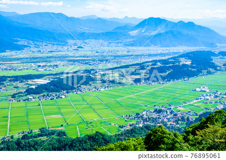 從平丸山口眺望飯山市(夏季) 從平丸山口眺望飯山市(夏季) 76895061