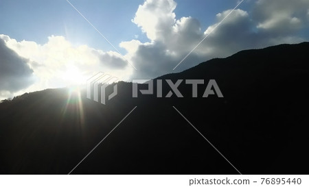 山 山 76895440