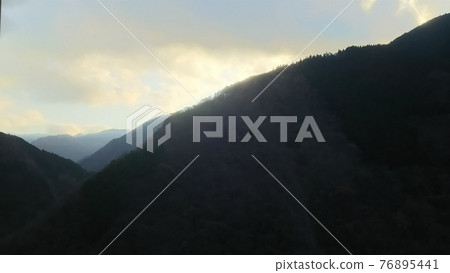 山 山 76895441