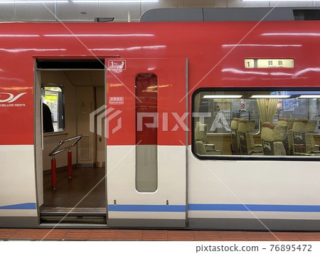 A trip to enjoy on a luxury train 76895472