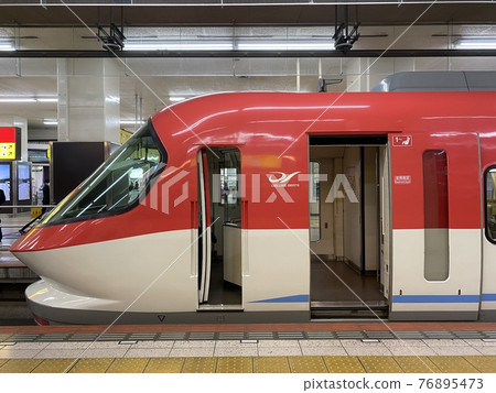 A trip to enjoy on a luxury train 76895473