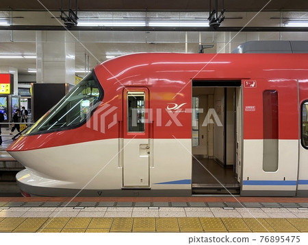 A trip to enjoy on a luxury train 76895475