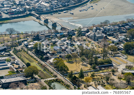從山口縣岩國市山頂的岩國城眺望錦帶橋 從山口縣岩國市山頂的岩國城眺望錦帶橋 76895567