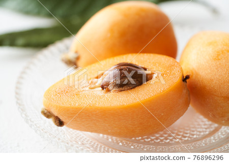 Loquat in a glass bowl 76896296
