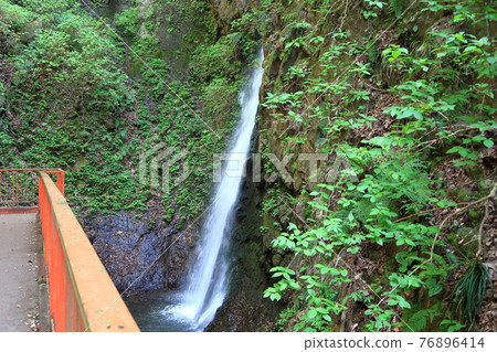 Salt River Falls and surrounding landscape 76896414