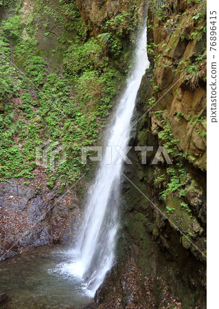 Salt River Falls and surrounding landscape 76896415