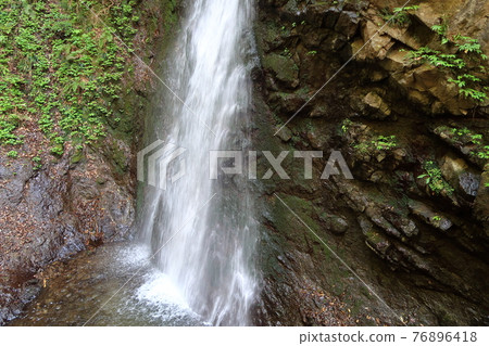 Salt River Falls and surrounding landscape 76896418