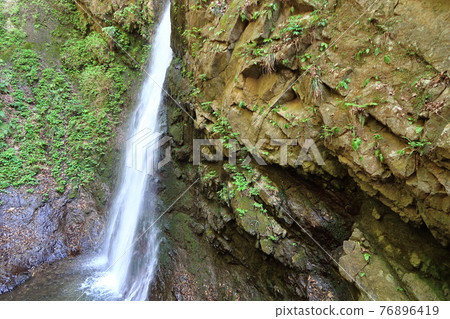 Salt River Falls and surrounding landscape 76896419