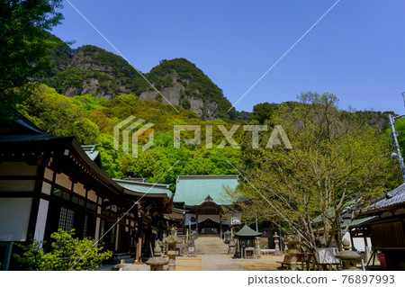 Fresh green Yakuri-ji Temple (Shikoku 88th place 85th pilgrimage place) Main hall Fresh green Yakuri-ji Temple (Shikoku 88th place 85th pilgrimage place) Main hall 76897993