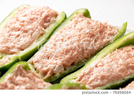 釀辣椒（烹飪過程中，加熱前）。 76898084