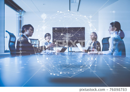 在公司工作的商務人士 76898783