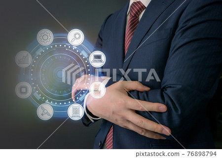 在公司工作的商務人士 76898794