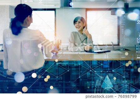 在公司工作的商務人士 76898799