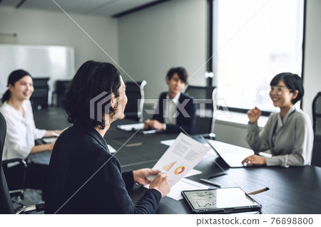 在公司工作的商務人士 76898800