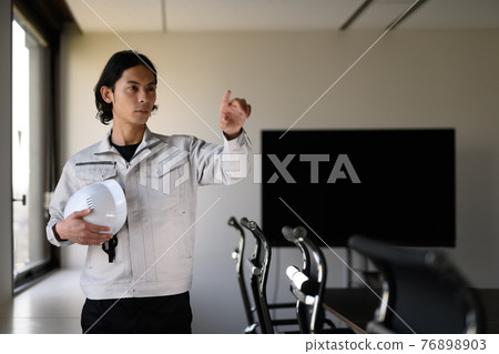 在公司工作的商務人士 76898903