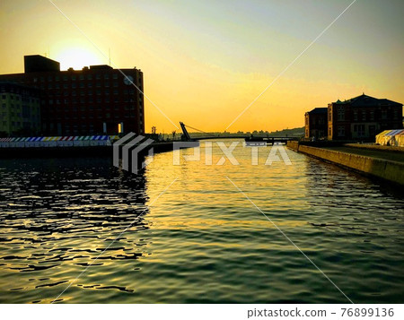 Dusk on the Mojiko Canal Dusk on the Mojiko Canal 76899136