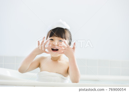 Girl shampooing 76900054